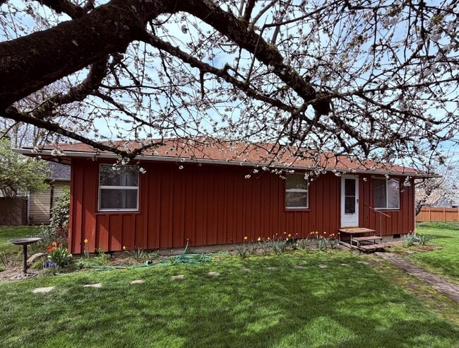 Building Photo - 31545 NW Hillcrest St