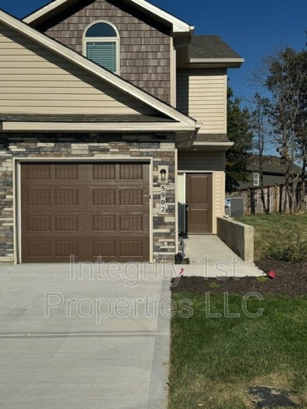 Primary Photo - 8827 N Helena Ave