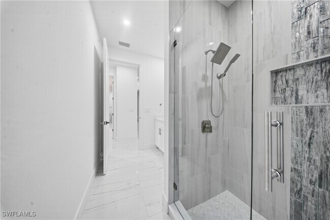 Building Photo - 1124 NE 35th Ln