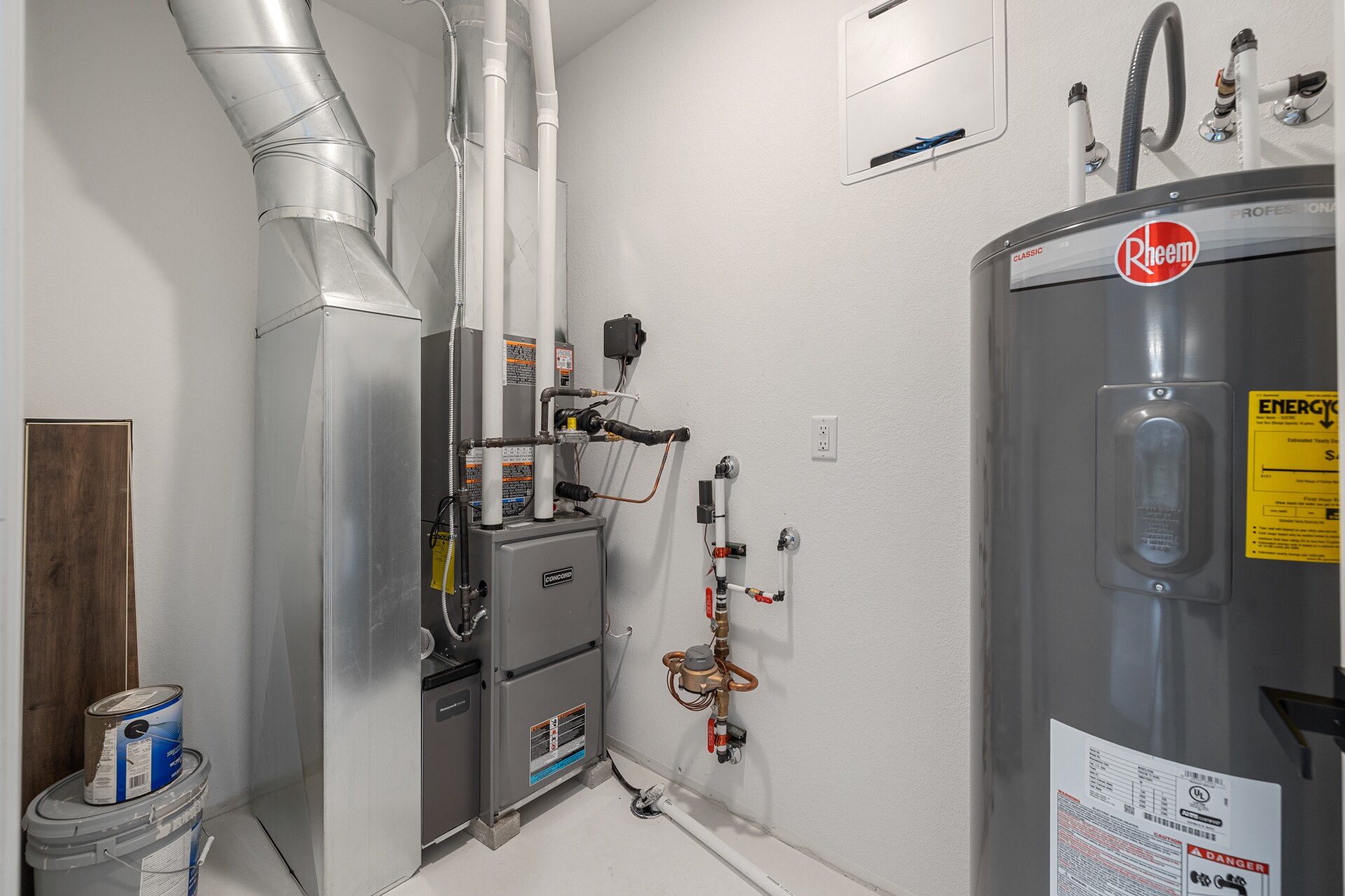 Building Photo - 1867 Woodland Way