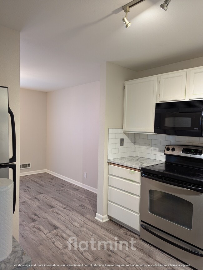 Building Photo - 8720 Phinney Ave N