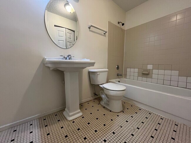 Building Photo - 2516 Cranbrook Ln