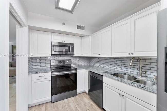 Building Photo - 7225 Promenade Dr