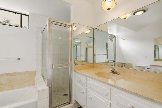 Building Photo - HUGE 2 bed 2 bath in Prime Santa Monica!