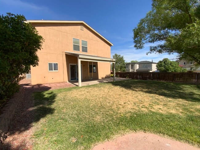 Building Photo - 4 Bedroom Home Available Near Golf Course ...