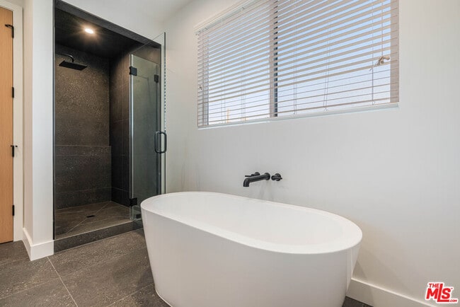 Building Photo - 8670 Encino Ave