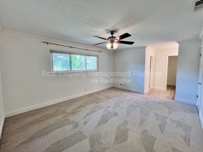 Building Photo - 9193 N Fowler Ave