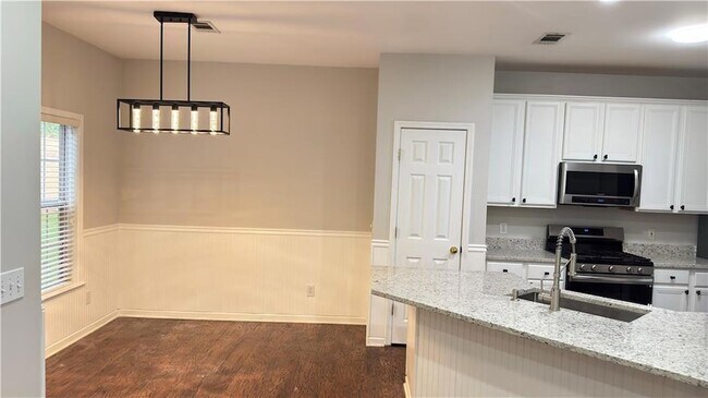 Building Photo - 2885 Stonehenge Ct