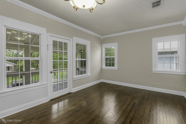 Building Photo - 409 Forest