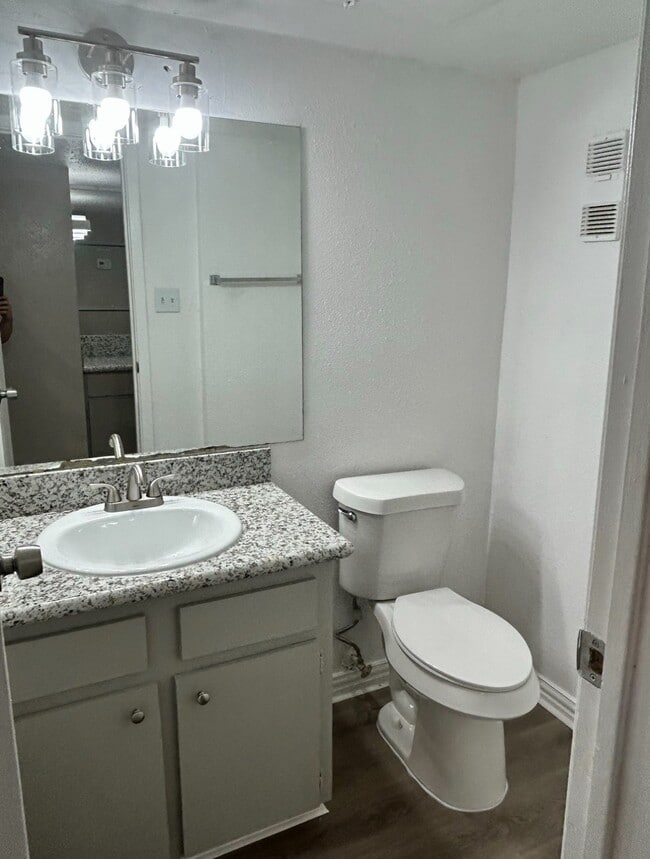 Building Photo - 3901 Woodchase Dr