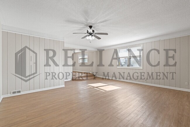 Building Photo - 220 E 44th St S