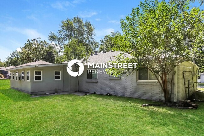 Building Photo - 3 Bedroom Pet-Friendly Home in Overland Park, KS with Main Street Renewal