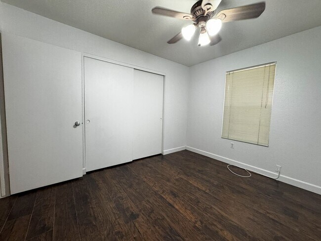 Building Photo - 3 BEDROOM WITH FIREPLACE AND LVP PLANK FLO...