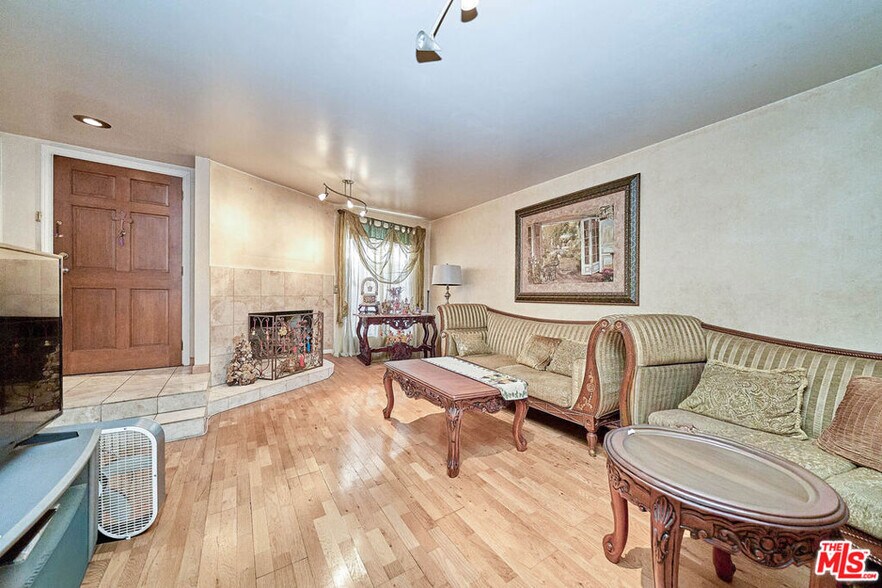 Building Photo - 219 N Isabel St