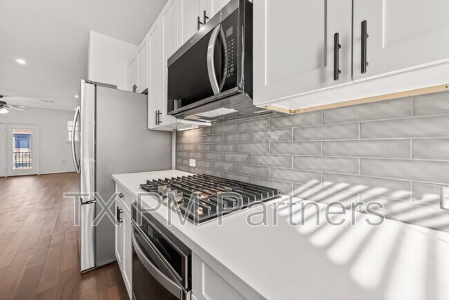 Building Photo - 10949 Cannes Memorial Dr