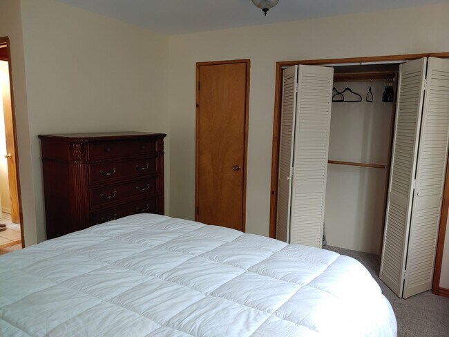 Building Photo - Fully Furnished Executive Sander's Beach Rental