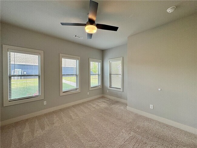 Building Photo - 708 NE Hts Ln