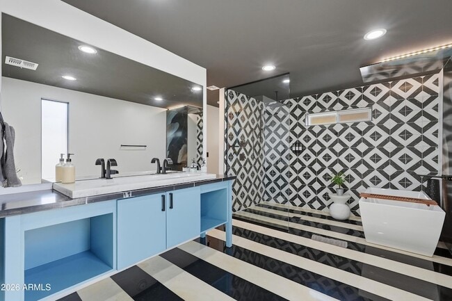 Building Photo - 2812 N 71st Pl