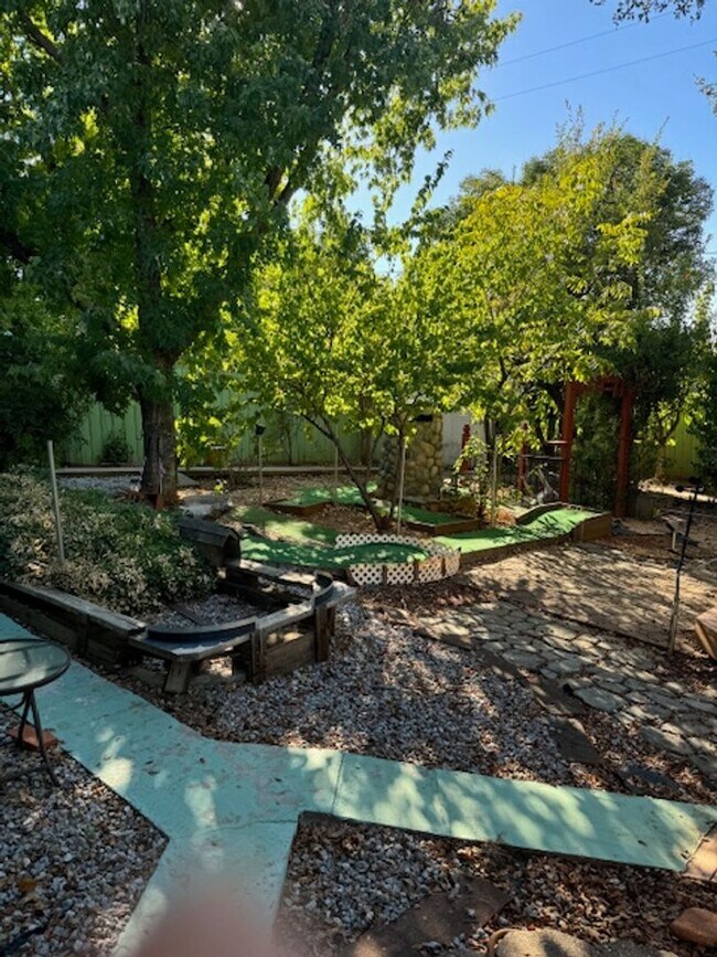 Building Photo - 3 Bedroom In Shasta View Neighborhood with...