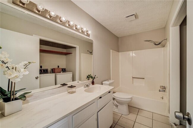 Building Photo - 4060 Oak Ferry Dr NE