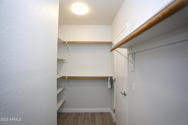 Building Photo - 924 E Manor Dr