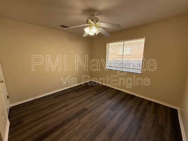 Building Photo - 827 Visor Dr
