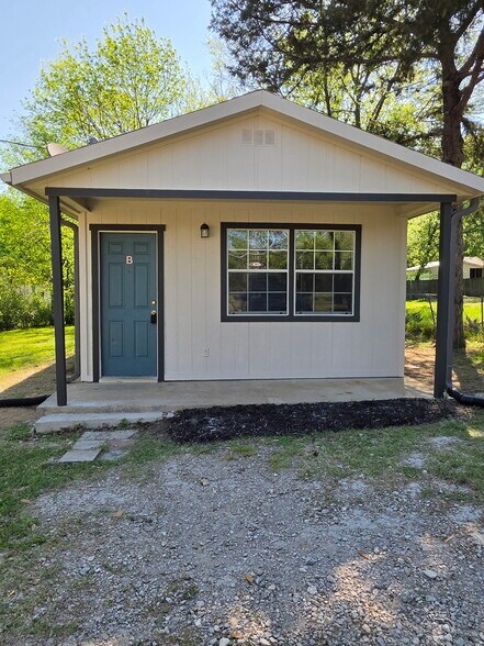 Front of the cottage - 502 Big Rock St