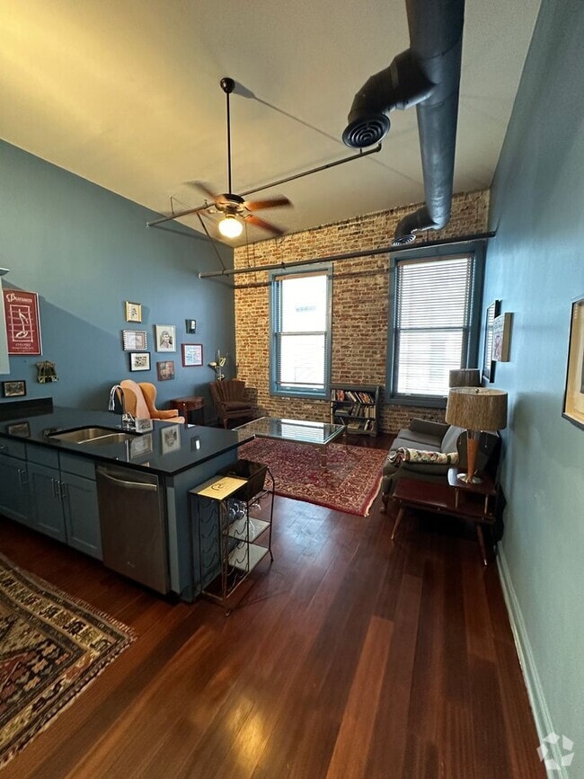 Building Photo - ***With or Without Furnishings- 1 BR/ 1.5 ...