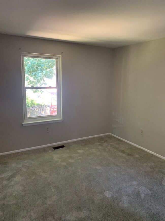 Building Photo - 3 Bedroom, 2.5 Bath single family home. Fenced yard with shed. New carpet and paint. Formal dinin...