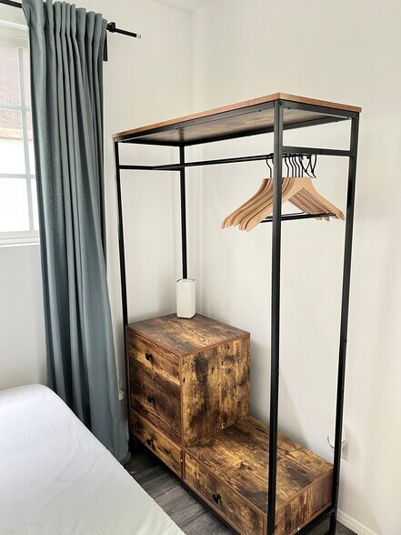 Building Photo - 1170 Esperanza St