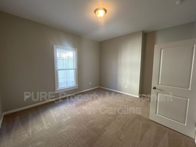 Building Photo - 608 S Yadkin Ave