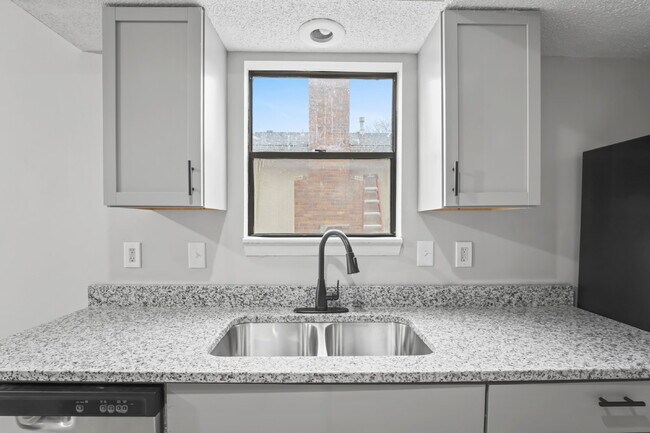 Building Photo - 3 Bedroom duplex in Olathe!