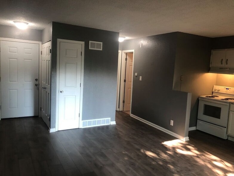 Building Photo - 300 N Thorpe St