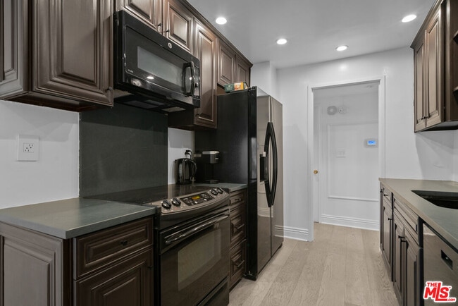 Building Photo - 1131 Alta Loma Rd