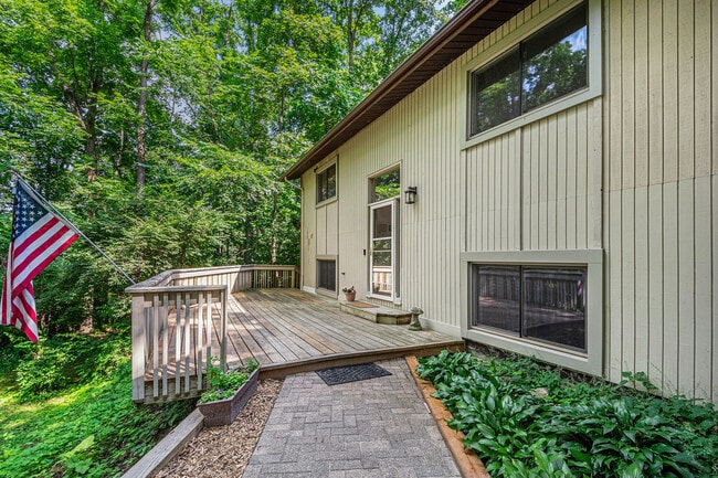 Building Photo - 423 Tamarack Dr
