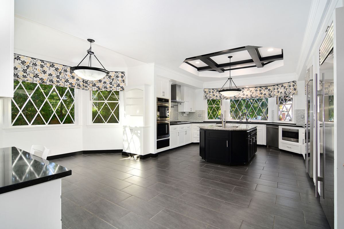 Building Photo - 29360 Castlehill Dr