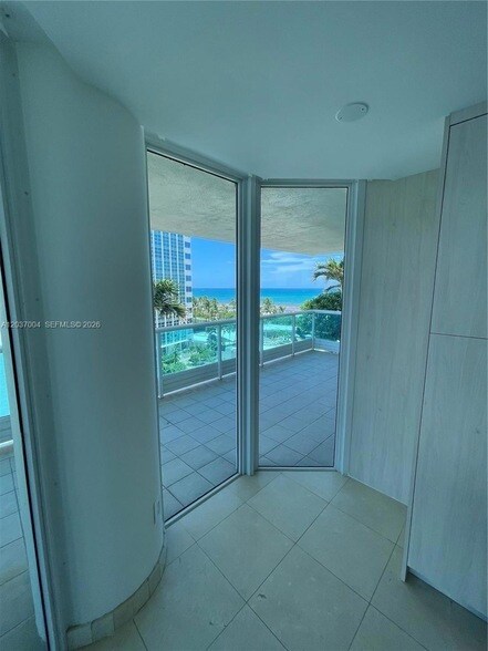 Building Photo - 5025 Collins Ave