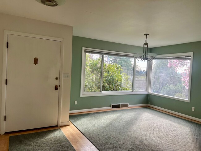 Building Photo - Charming 4 Bedroom Home with Fully Fenced Backyard!