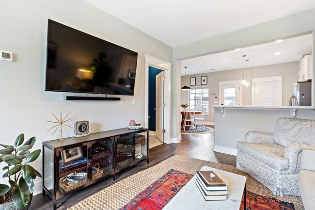 Building Photo - Gorgeous, luxury townhome in convenient West Nashville