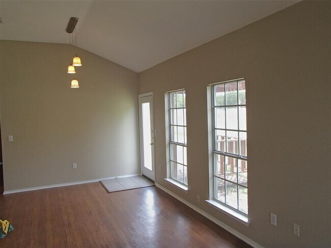 Building Photo - 503 Tablerock Cir