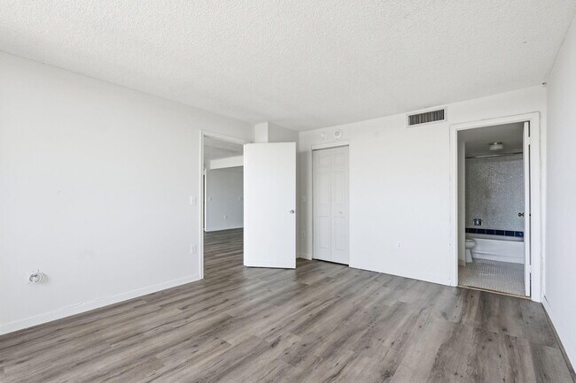 Building Photo - 5600 N Flagler Dr