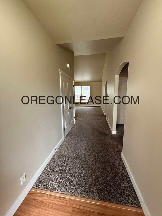 Building Photo - 3 bed 2 bath West Eugene Home