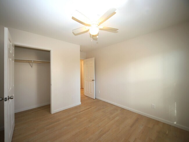 Building Photo - 6709 Greenhurst St