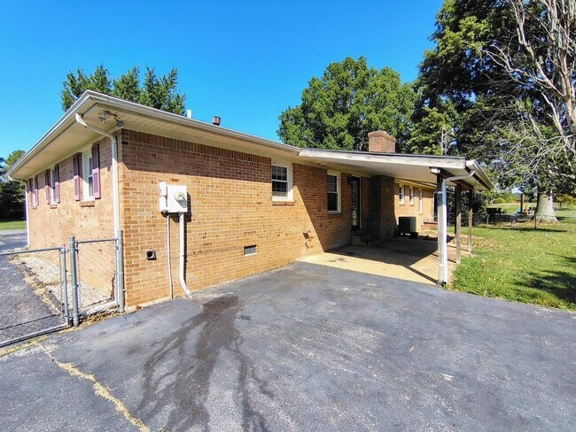 Building Photo - 700 Peachtree Ln