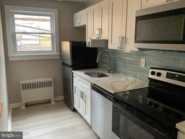 Building Photo - 5 E Main St