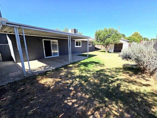 Building Photo - Immaculate 3 Bedroom 2 Bath Home near Veteran's Park