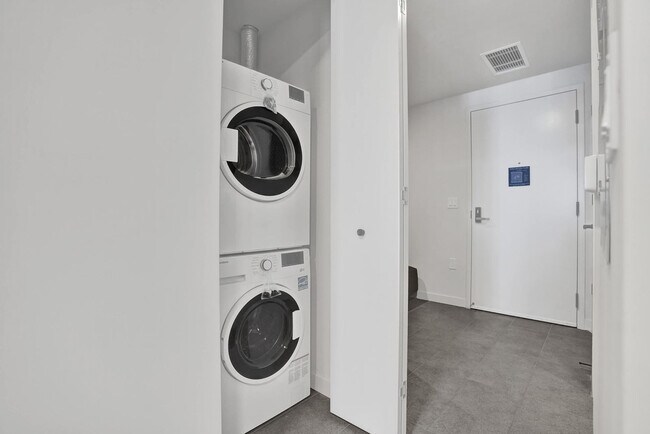 Building Photo - 121 NE 5th St