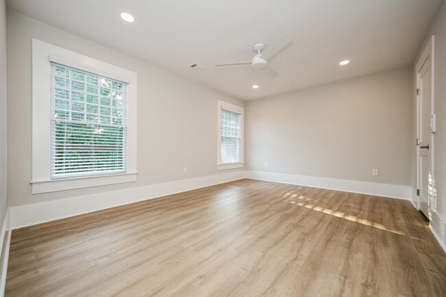 Building Photo - 616 Linwood Ave NE