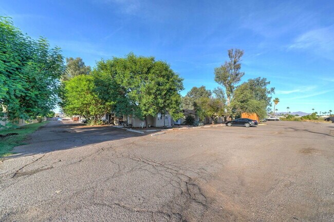 Building Photo - 9316 E Balsam Ave