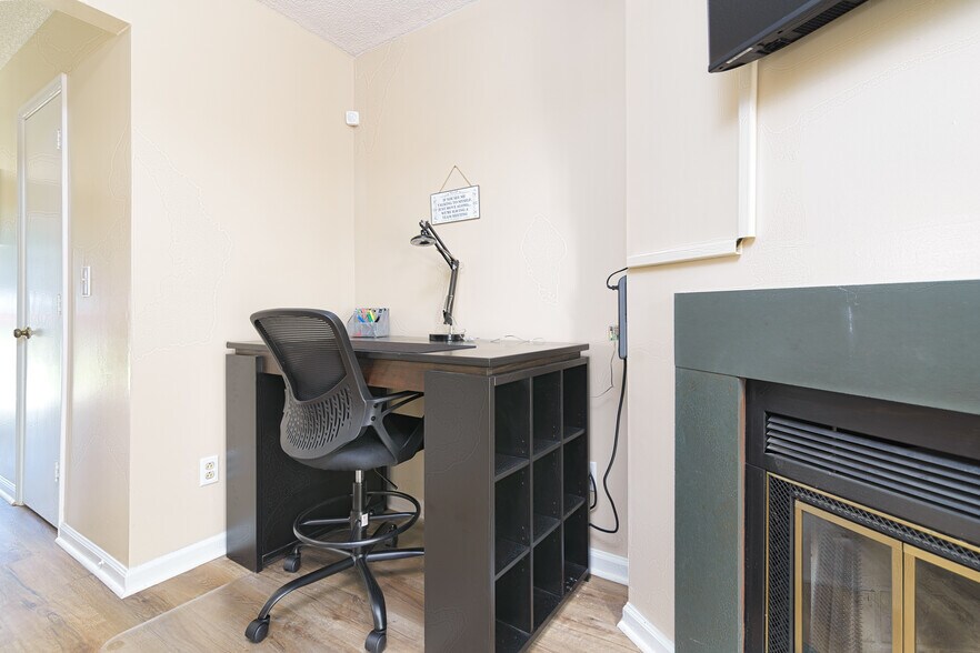 Building Photo - Room in Townhome on Rust Wood Pl